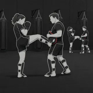 Ilustracja: trening kickboxingu w Berserkers Team Rzeszów, zawodnik zadaje kopnięcie przednie w tarczę trzymaną przez partnera
