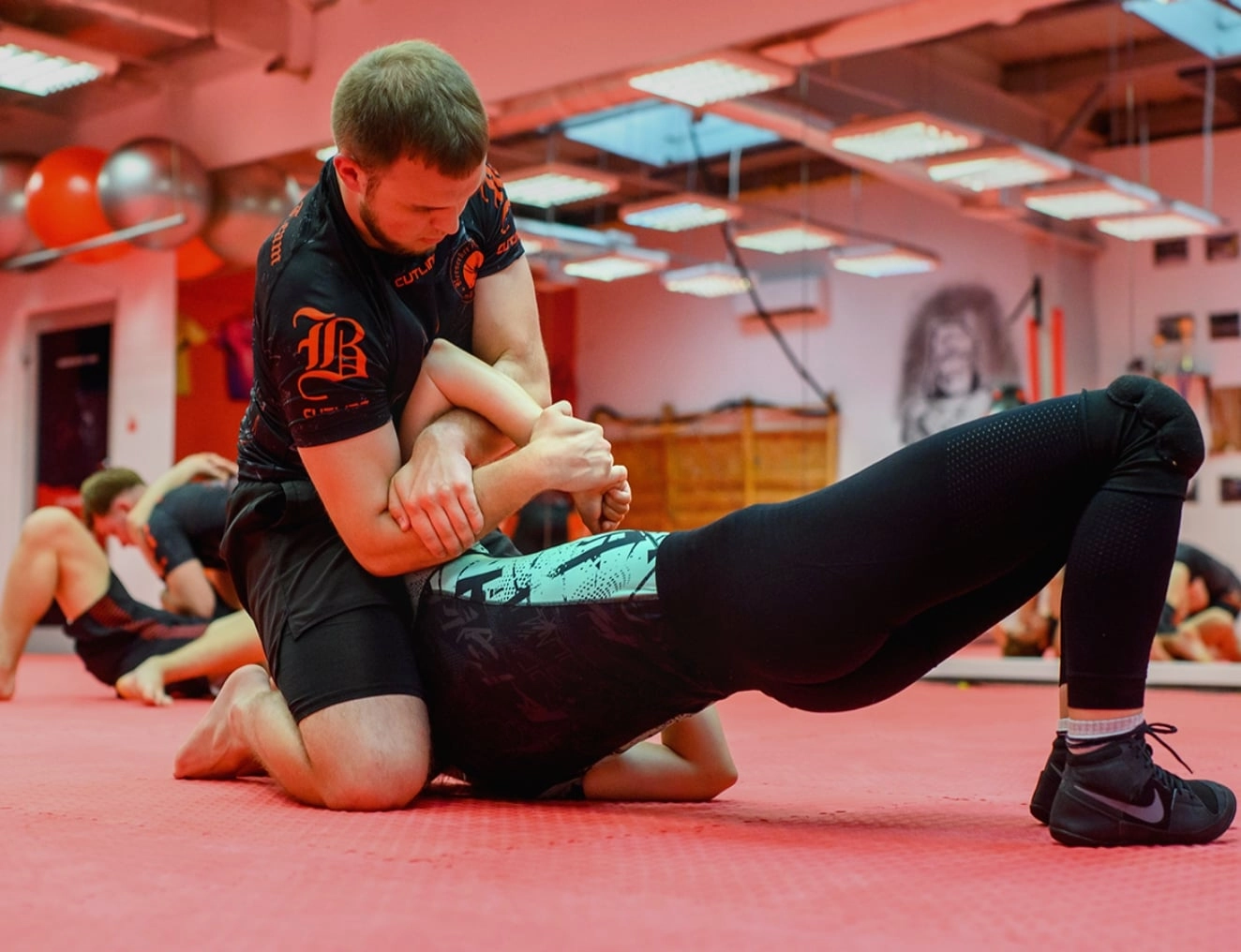 Zdjęcie przedstawiające dwie osoby podczas treningu Brazylijkiego Jiu-Jitsu w Rzeszowie.