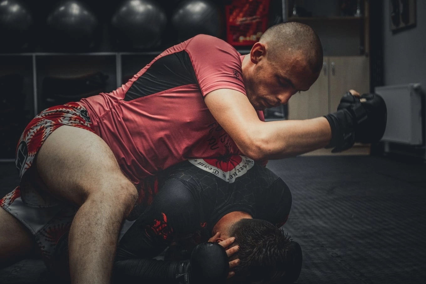Zdjęcie przedstawiające dwie osoby podczas treningu boksu MMA w Rzeszowie.