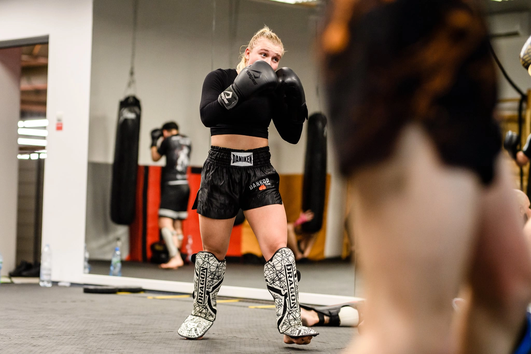 Kobieta podczas treningu Kickboxingu w Rzeszowie w klubie Berserkers Team Rzeszów.