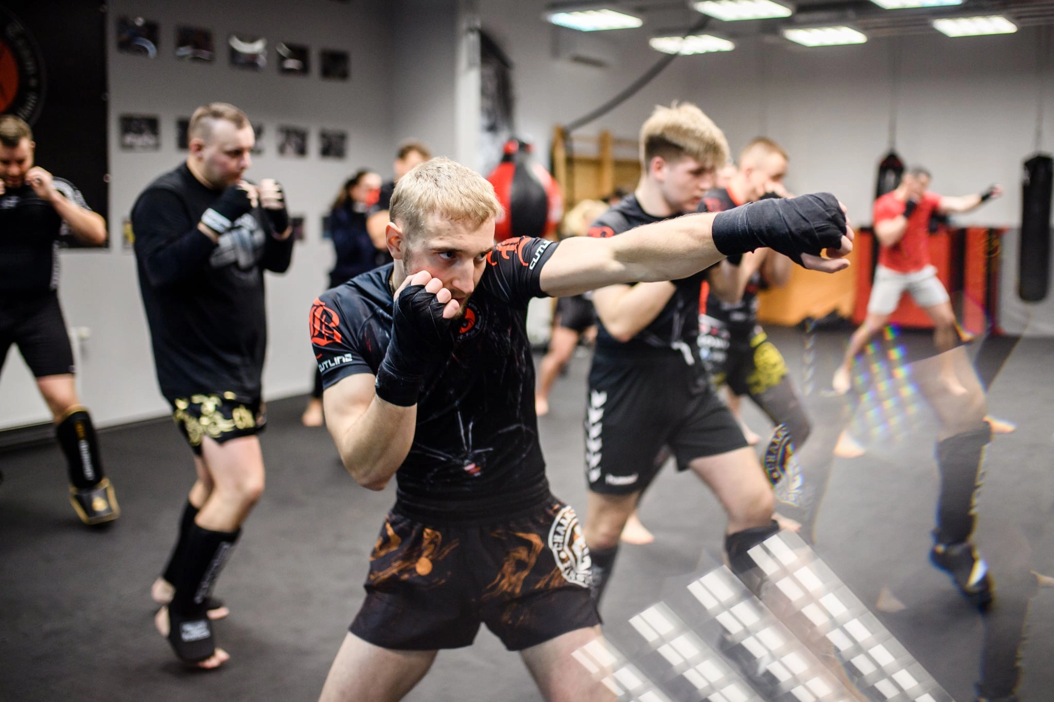 Mężczyźna podczas treningu Kickboxingu w Rzeszowie w klubie Berserkers Team Rzeszów.