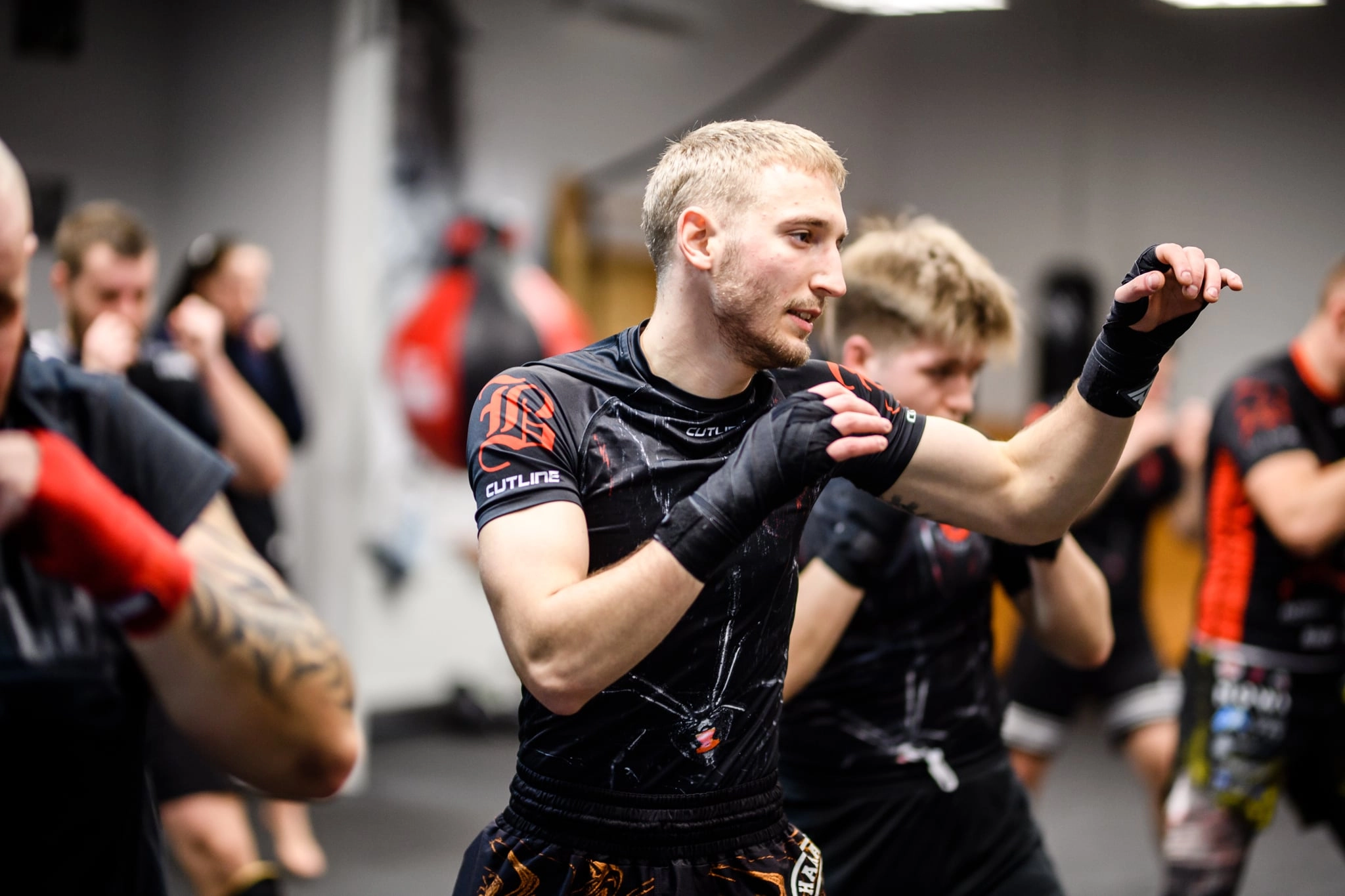 Mężczyzna podczas treningu boksu w Rzeszowie w klubie Berserkers Team Rzeszów.