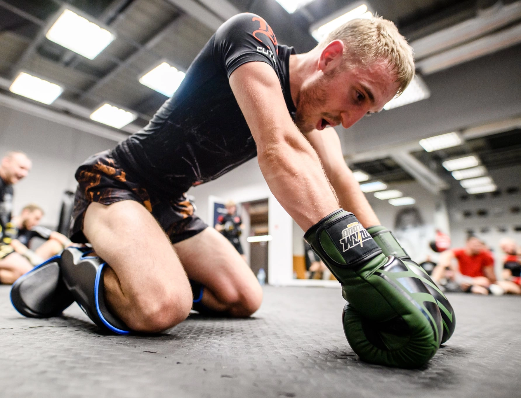 Mężczyźna podczas treningu Kickboxingu w Rzeszowie w klubie Berserkers Team Rzeszów.
