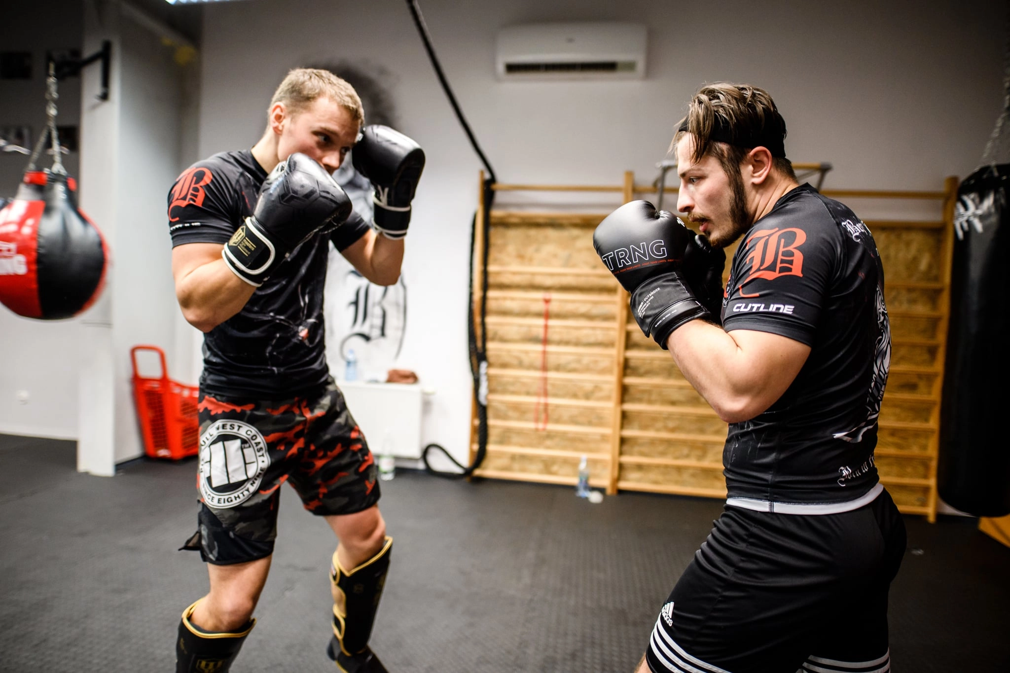 Mężczyźni podczas treningu Kickboxingu w Rzeszowie w klubie Berserkers Team Rzeszów.