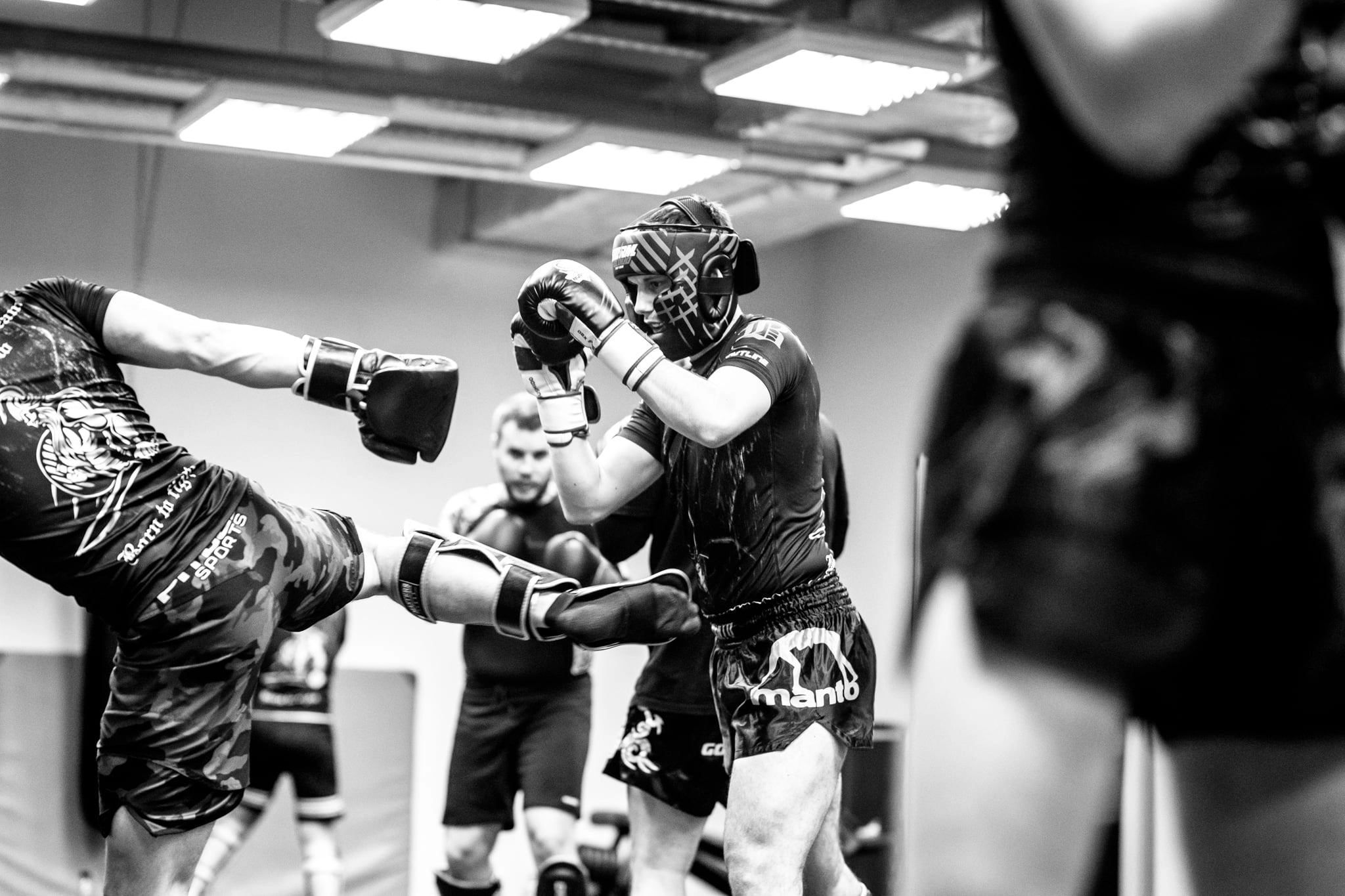 Mężczyźni podczas treningu Kickboxingu w Rzeszowie w klubie Berserkers Team Rzeszów.