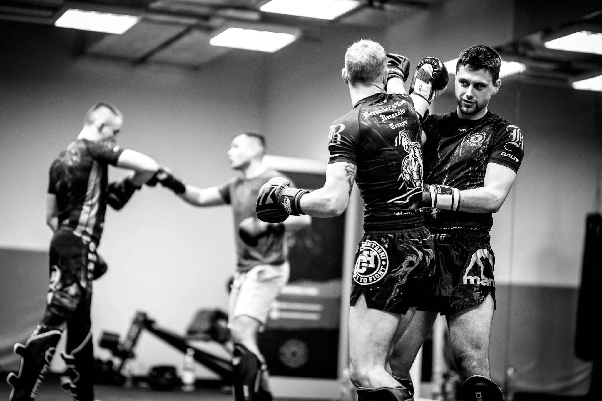 Mężczyźni podczas treningu Kickboxingu w Rzeszowie w klubie Berserkers Team Rzeszów.