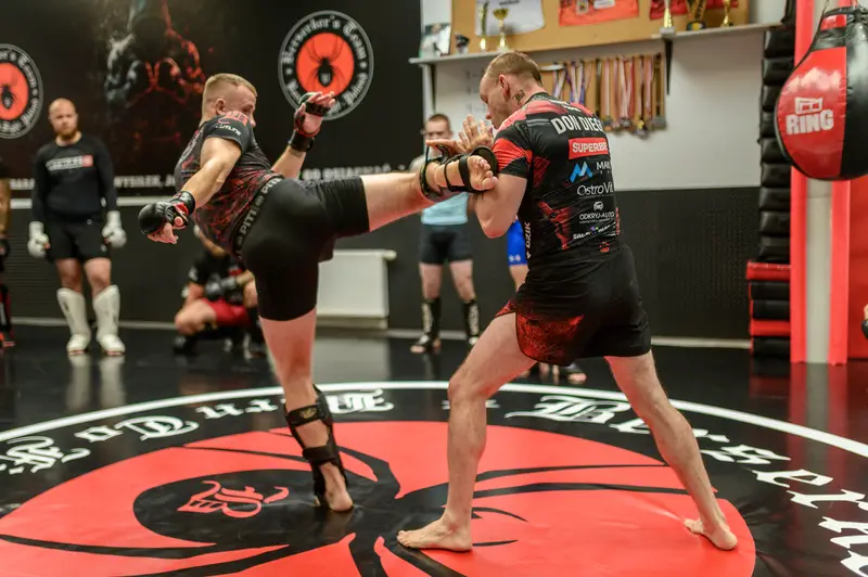 Kop na wysokości głowy podczas treningu kickboxingu w Rzeszowie.