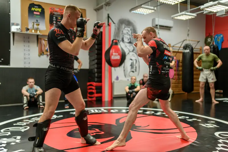 Zawodnicy w rękawicach MMA podczas sparingu w Berserkers Team Rzeszów.