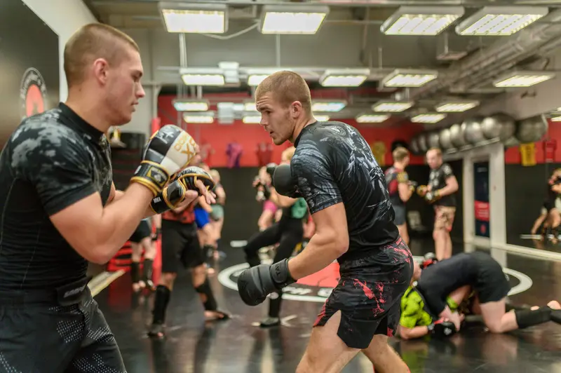 Zawodnicy podczas sparingu MMA w Rzeszowie.