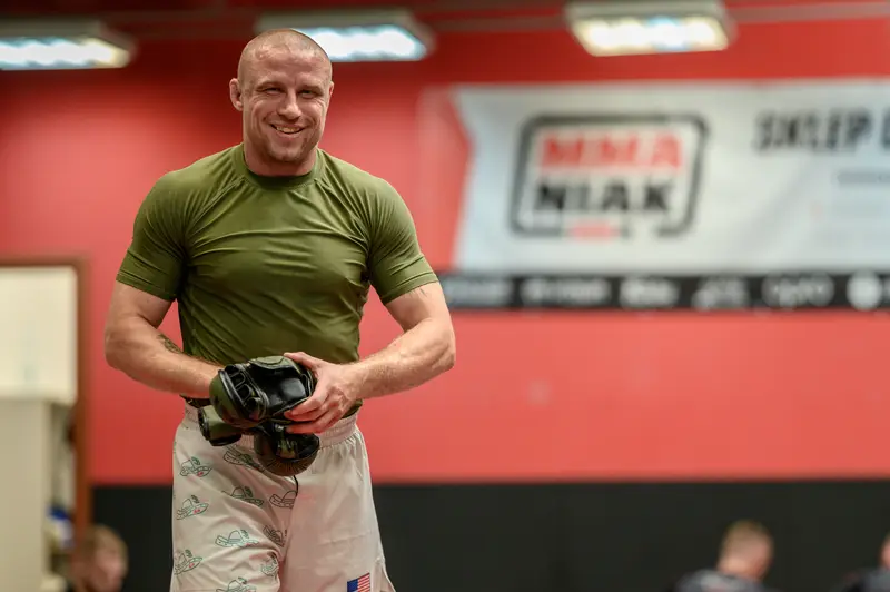 Trener boksu z tarczami w klubie Berserkers Team Rzeszów.
