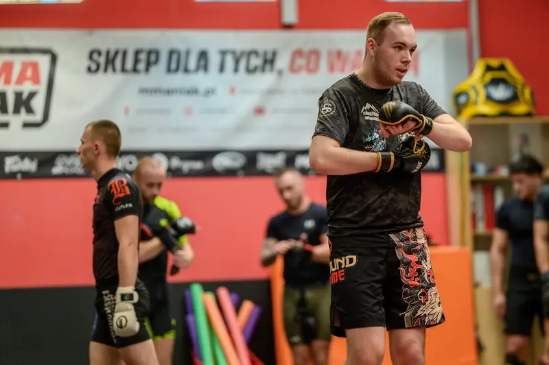 Mężczyzna w postawie bokserskiej podczas treningu boksu w Berserkers Team Rzeszów.