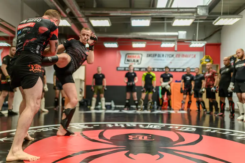 Wysoki kop podczas treningu kickboxingu w Rzeszowie.